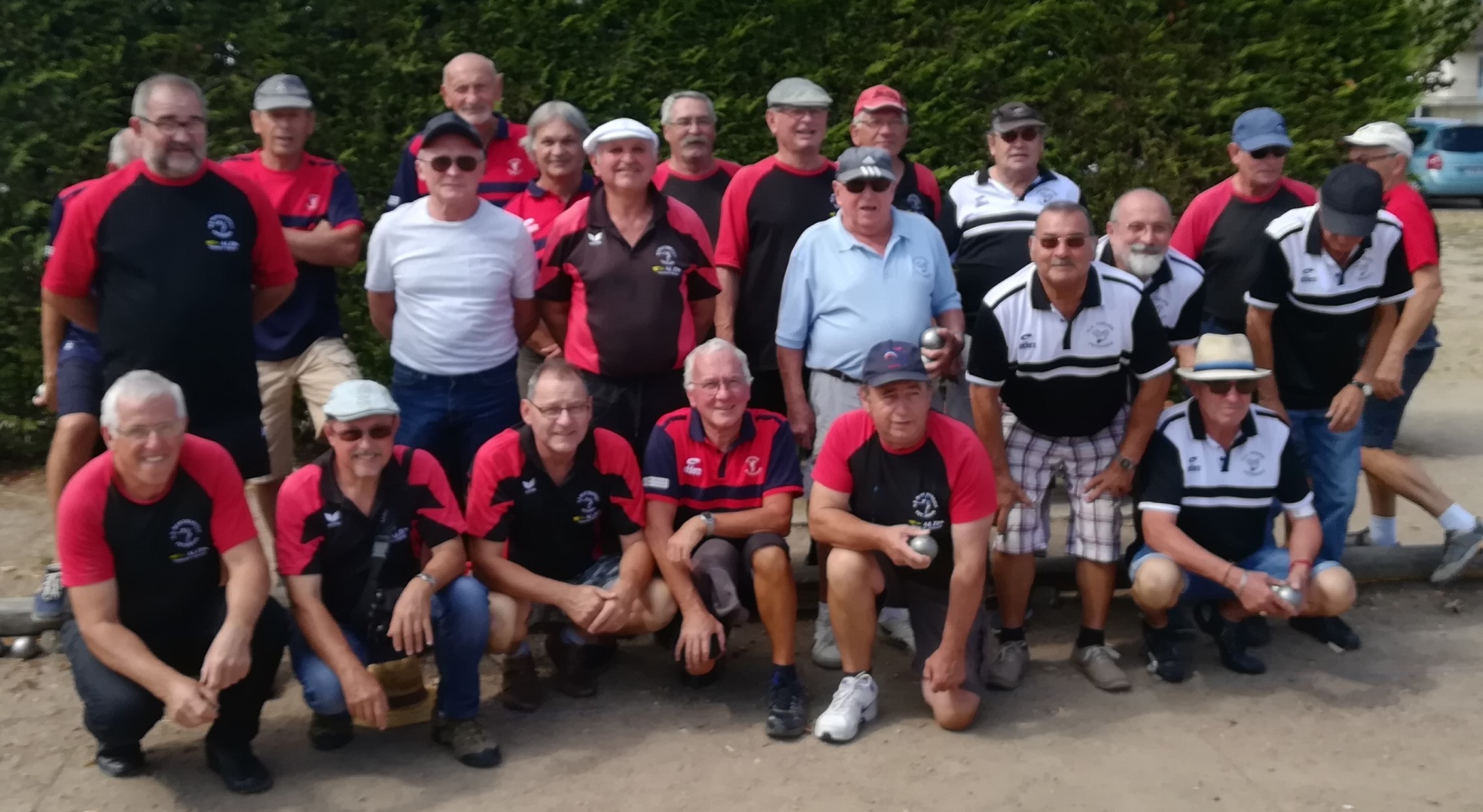 Les équipes de Montmarault "A et B" l'équipe d'Yzeure et l'équipe de Domérat Les équipes de Montmarault "A et B" l'équipe d'Yzeure et l'équipe de Domérat