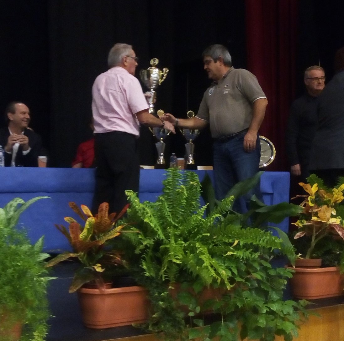 Notre président reçoit la coupe Notre président reçoit la coupe