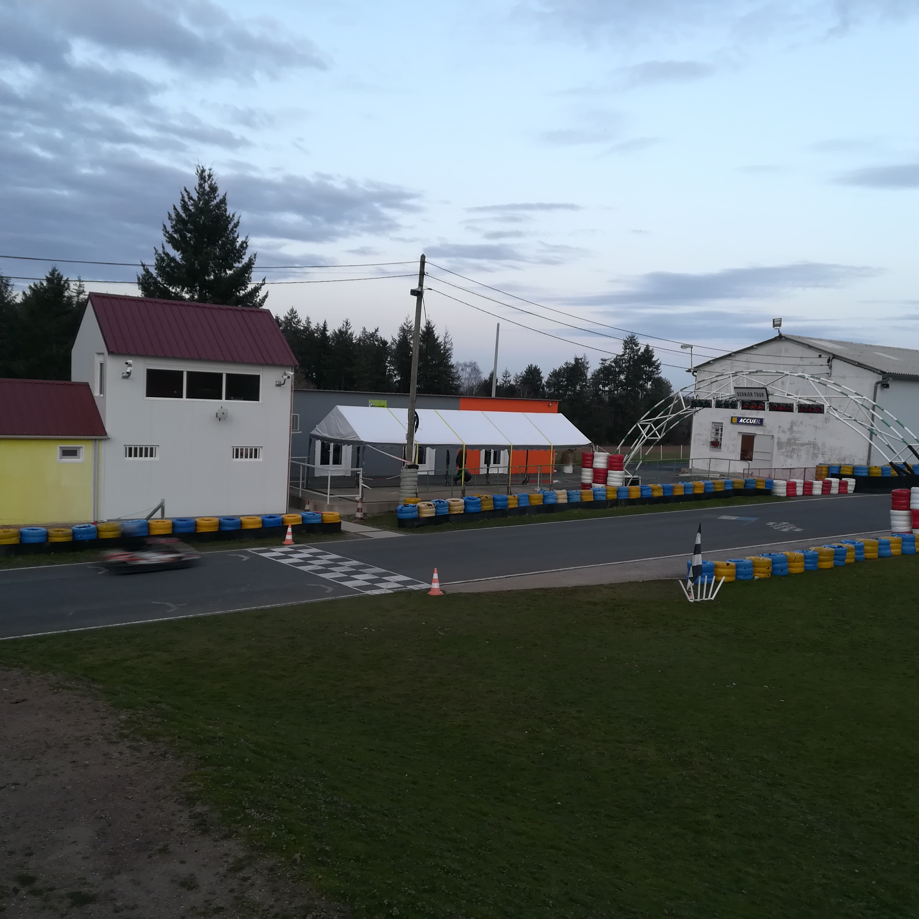 Un moment de détente, seul, en famille ou en groupe, venez prendre du plaisir sur le circuit de kart de Quinssaines. Un accueil chaleureux vous y attend. Pour plus de renseignements cliquez sur la photo.