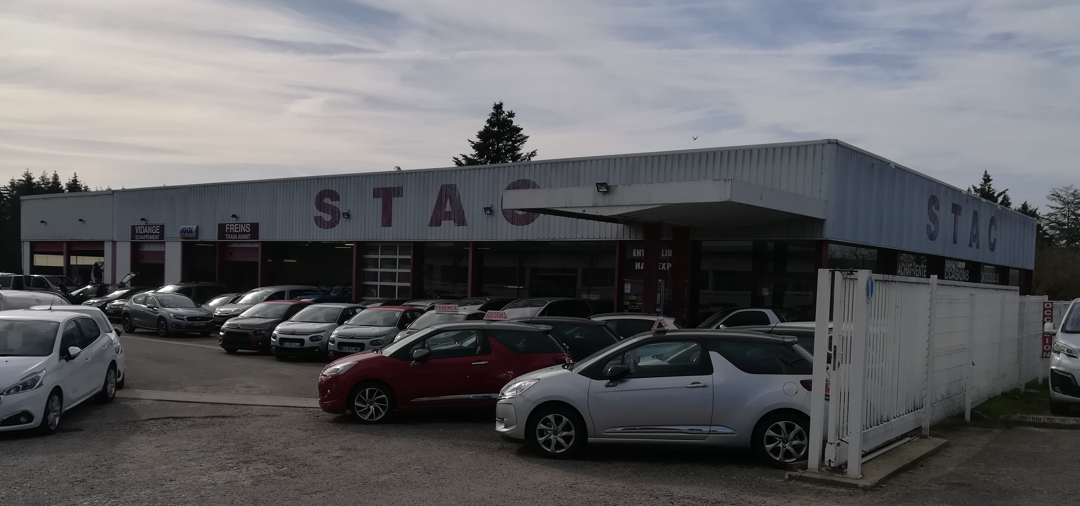 Le spécialiste du véhicule d'occassion à faible kilométrage. Z.A du pont Vert - route d'Evaux-les-bains. Téléphone 04.70.05.43.55 Pour plus de renseignements cliquez sur la photo. Le spécialiste du véhicule d'occassion à faible kilométrage. Z.A du pont Vert - route d'Evaux-les-bains. Téléphone 04.70.05.43.55 Pour plus de renseignements cliquez sur la photo.