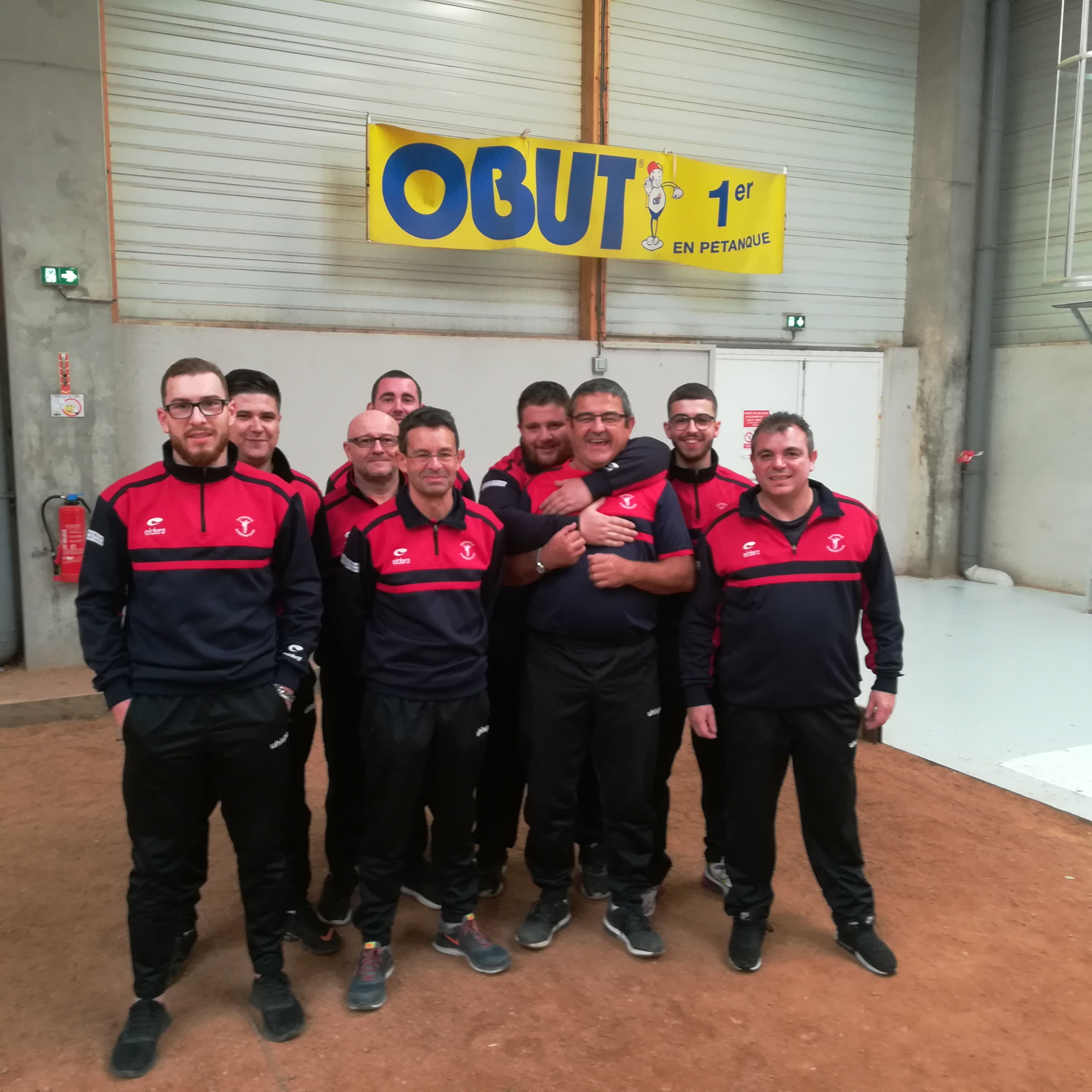 Une équipe heureuse aprés une phase de poule avec que des victoires Une équipe heureuse aprés une phase de poule avec que des victoires