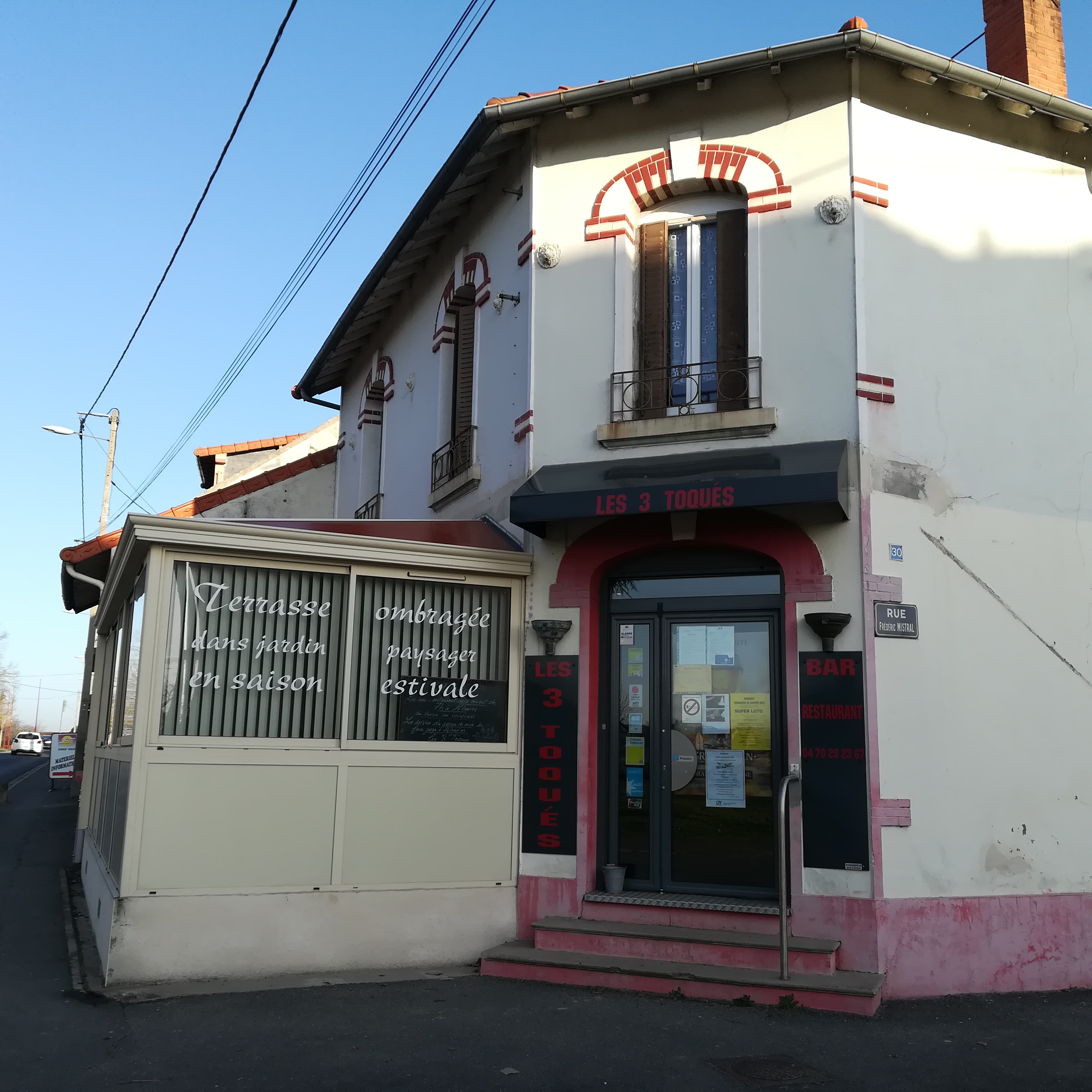 Des repas excellents avec une cuisine traditionnelle, une convivialité, une seule adresse " les 3 toqués à Domérat, en face de l' aérodrome. Pensez à réserver.