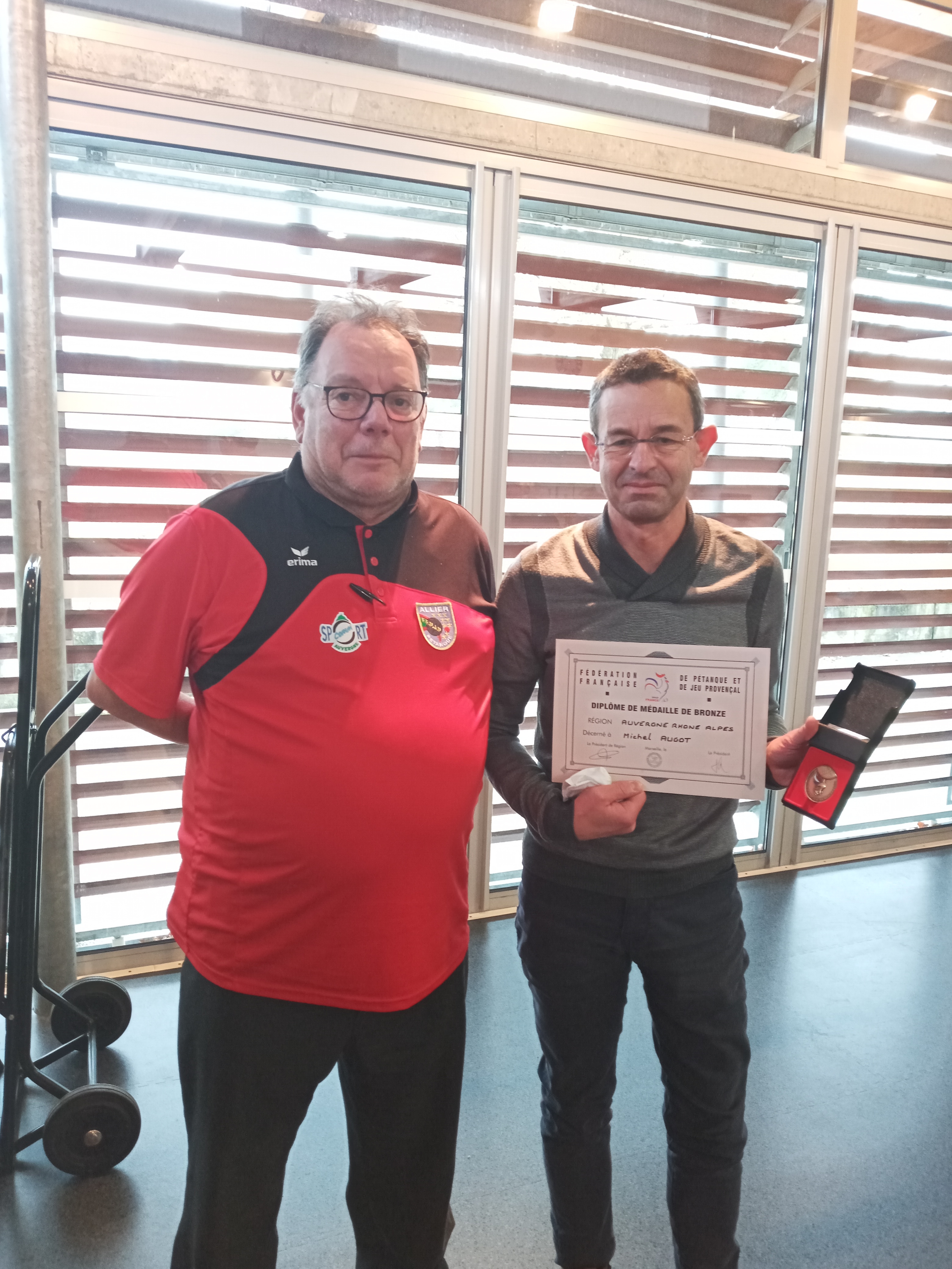 Michel Augot avec son diplôme et médaille de Bronze remis par Xavier Nyffenegger