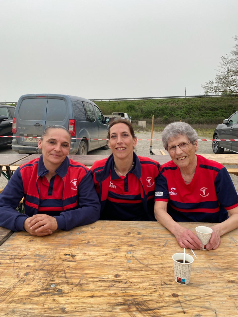 Marie Odile, Séverine et Jeannine devant un petit café