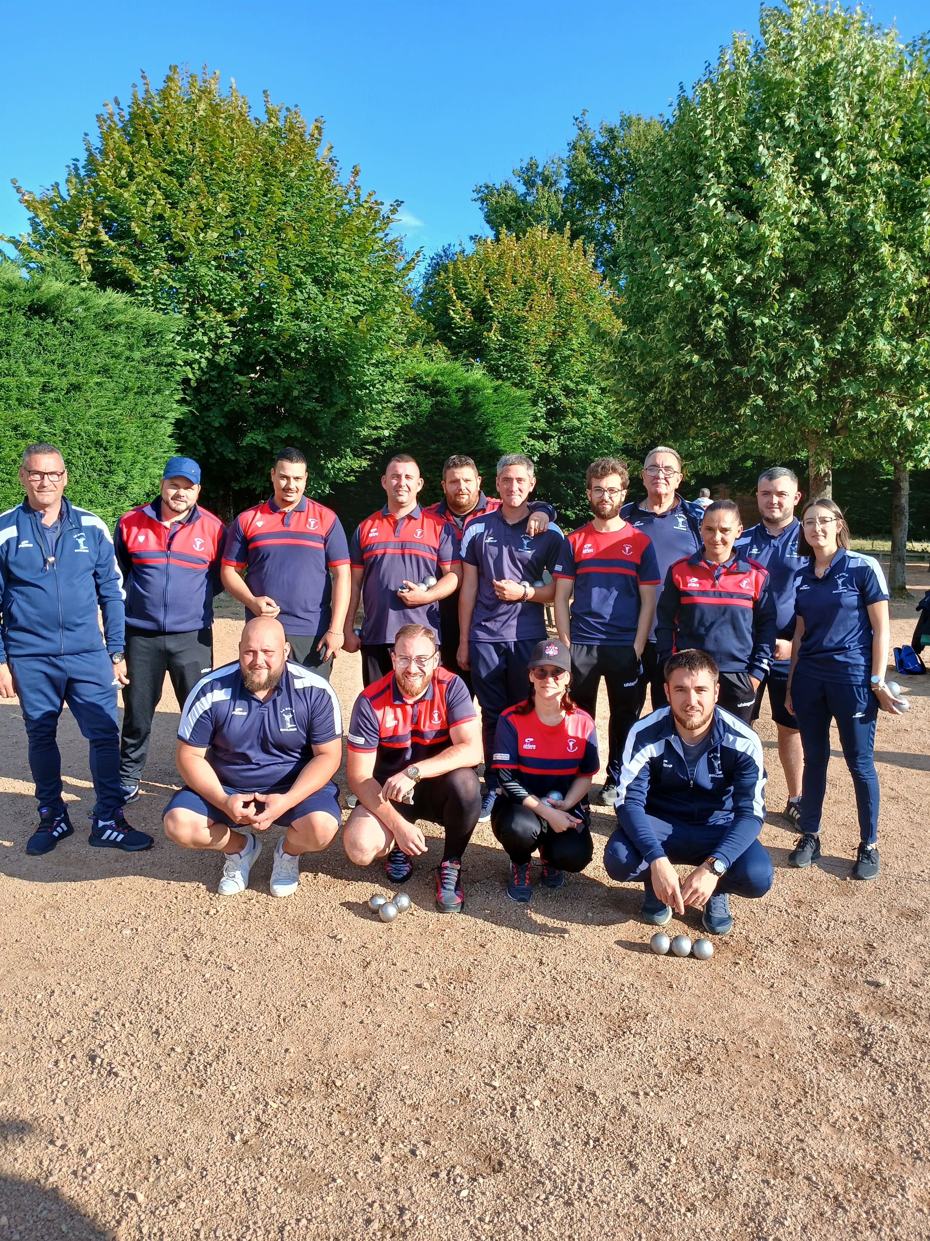 Domérat (bleu et rouge) contre Rocles (bleu) Domérat (bleu et rouge) contre Rocles (bleu)