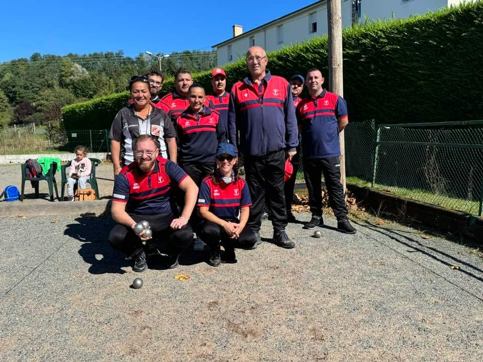 L'équipe Domératoise avec Mme l'arbitre L'équipe Domératoise avec Mme l'arbitre