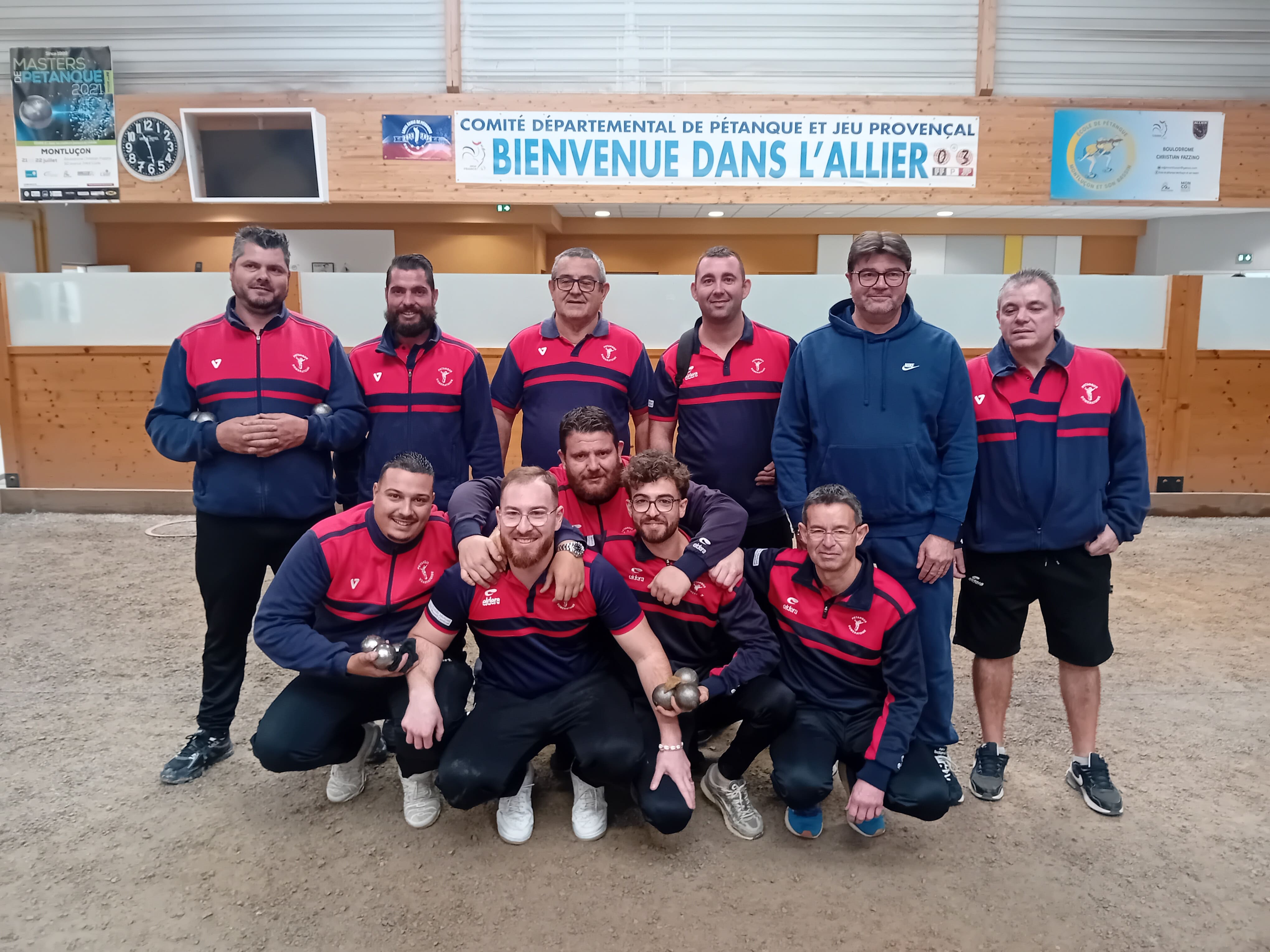 L'équipe qualifiée avec le président Arnaud Maisonneuve et l'adjoint aux sports de Domérat Patrick Dufloux L'équipe qualifiée avec le président Arnaud Maisonneuve et l'adjoint aux sports de Domérat Patrick Dufloux