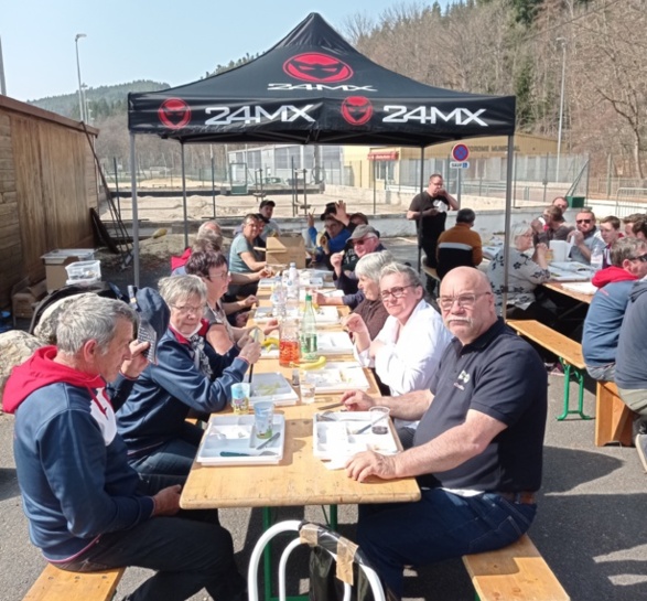 On se tiens bien à table On se tiens bien à table