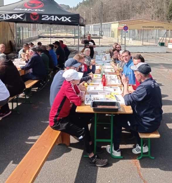 On se retiens toujours bien à table