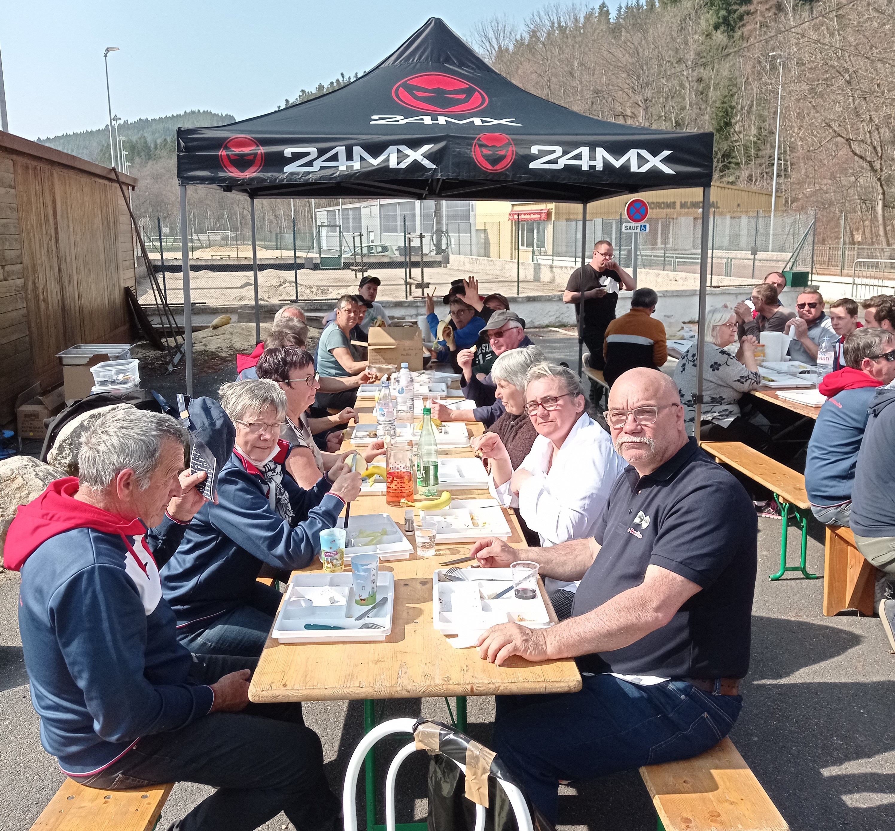 On se tiens bien à table On se tiens bien à table