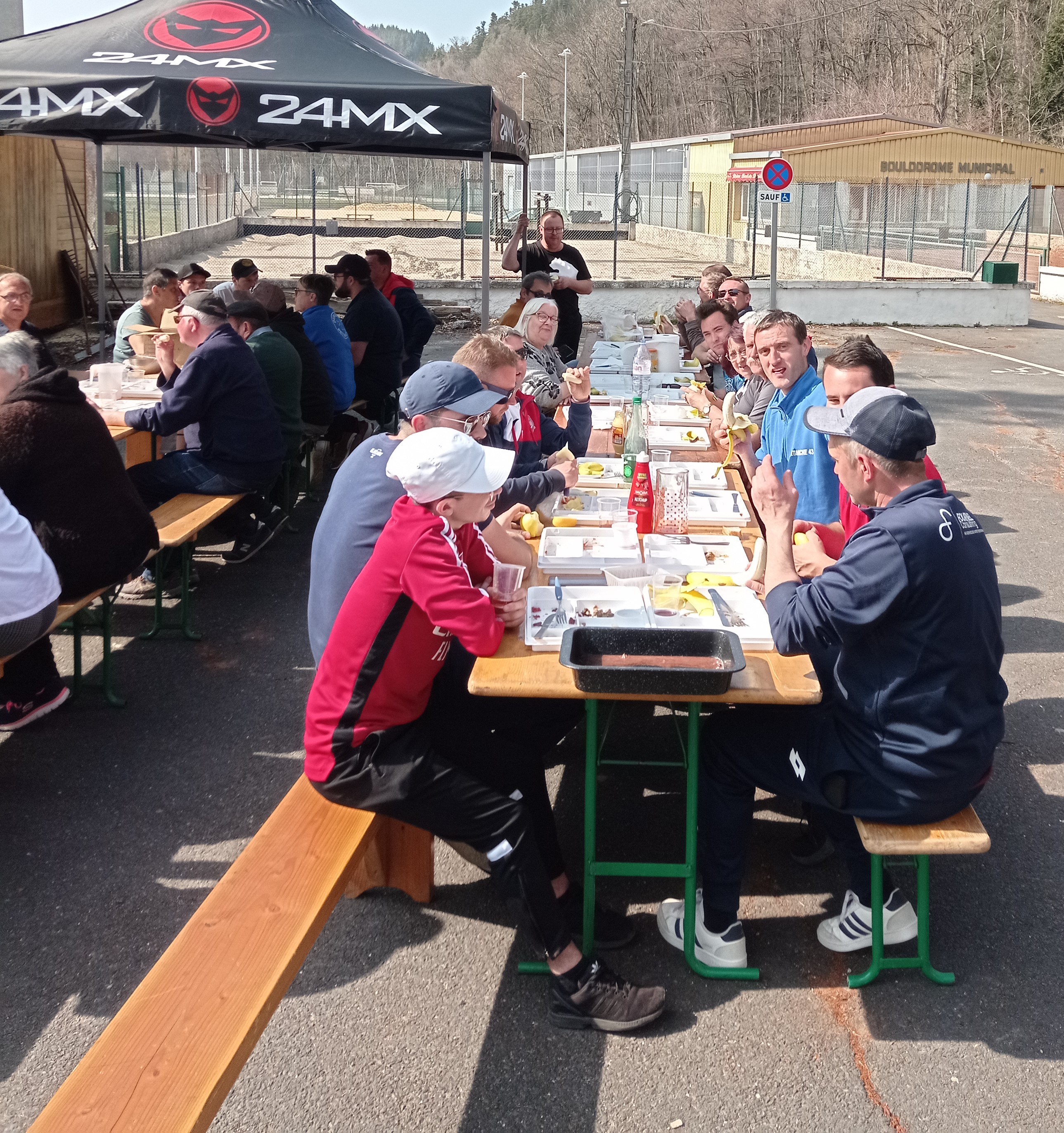 On se retiens toujours bien à table On se retiens toujours bien à table