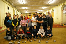 jeunes pétanqeurs, florent, mathias, éducateurs posent pour la photo souvenir ( merci à jacky) jeunes pétanqeurs, florent, mathias, éducateurs posent pour la photo souvenir ( merci à jacky)