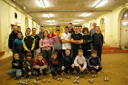 jeunes pétanqeurs, florent, mathias, éducateurs posent pour la photo souvenir ( merci à jacky)