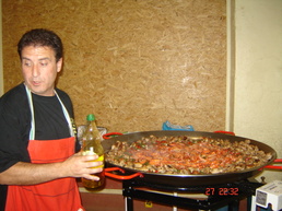 Marino Pintado devant la paella