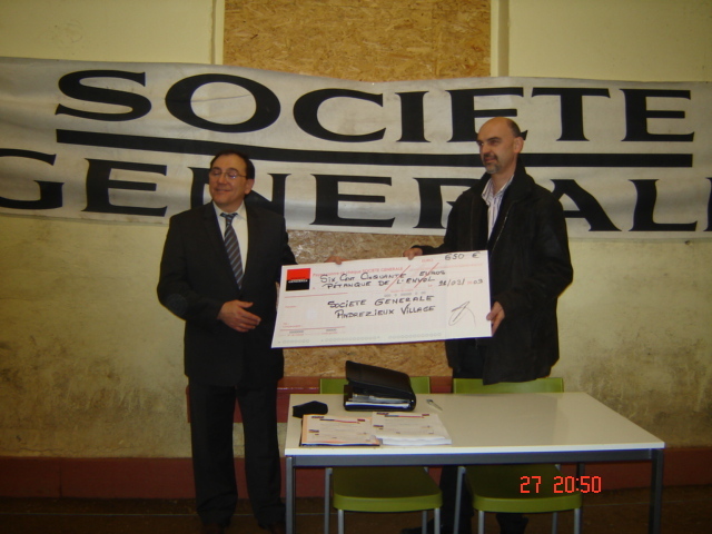 remise du chéque pour la réalisation du panneau publicitaire Société Générale