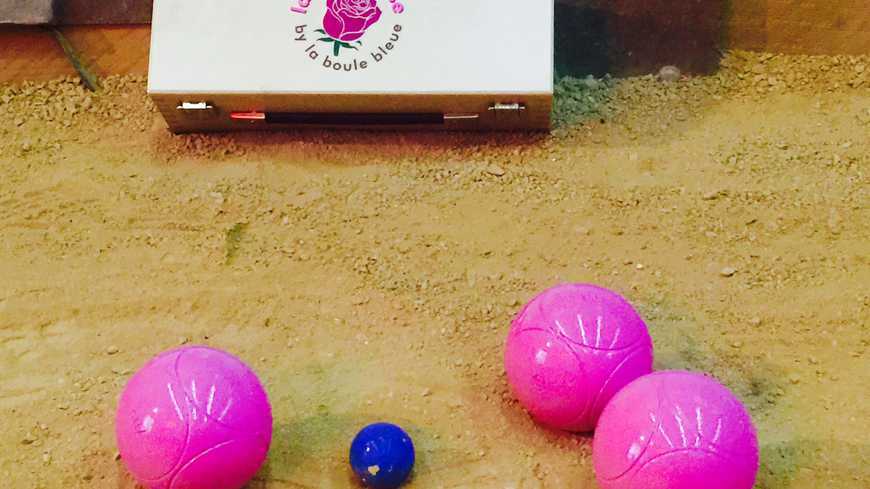 La Boule Bleue, fabricant marseillais de boules de pétanque, commercialise une version rose, à l’occasion de la fête des amoureux. Voici une superbe idée, si vous êtes en manque d’imagination, Messieurs, pour la Saint Valentin, et si votre amoureuse aime la pétanque. Le fabricant de boules marseillais la Boule Bleue vient de commercialiser une triplette de Boules de couleur rose, à l’occasion de la fête des amoureux. Des boules professionnelles dans un emballage romantique, un coffret en bois gravé avec une rose. "Cela correspond à une demande de la gente féminine qui s'exerce au jeu de boules" explique Kharim Kerrasse, un des responsables de la Boule Bleue. L'idée est venue de sa fille qui fêtait ses 20 ans et lui a réclamé des boules roses. Le prix se situe entre 155 euros, pour celles en carbone - demi tendre pour les spécialistes- et 250 euros pour les prestige Inox, le top pour réussir ses carreaux, paraît-il. La Boule Bleue, fabricant marseillais de boules de pétanque, commercialise une version rose, à l’occasion de la fête des amoureux. Voici une superbe idée, si vous êtes en manque d’imagination, Messieurs, pour la Saint Valentin, et si votre amoureuse aime la pétanque. Le fabricant de boules marseillais la Boule Bleue vient de commercialiser une triplette de Boules de couleur rose, à l’occasion de la fête des amoureux. Des boules professionnelles dans un emballage romantique, un coffret en bois gravé avec une rose. "Cela correspond à une demande de la gente féminine qui s'exerce au jeu de boules" explique Kharim Kerrasse, un des responsables de la Boule Bleue. L'idée est venue de sa fille qui fêtait ses 20 ans et lui a réclamé des boules roses. Le prix se situe entre 155 euros, pour celles en carbone - demi tendre pour les spécialistes- et 250 euros pour les prestige Inox, le top pour réussir ses carreaux, paraît-il.
