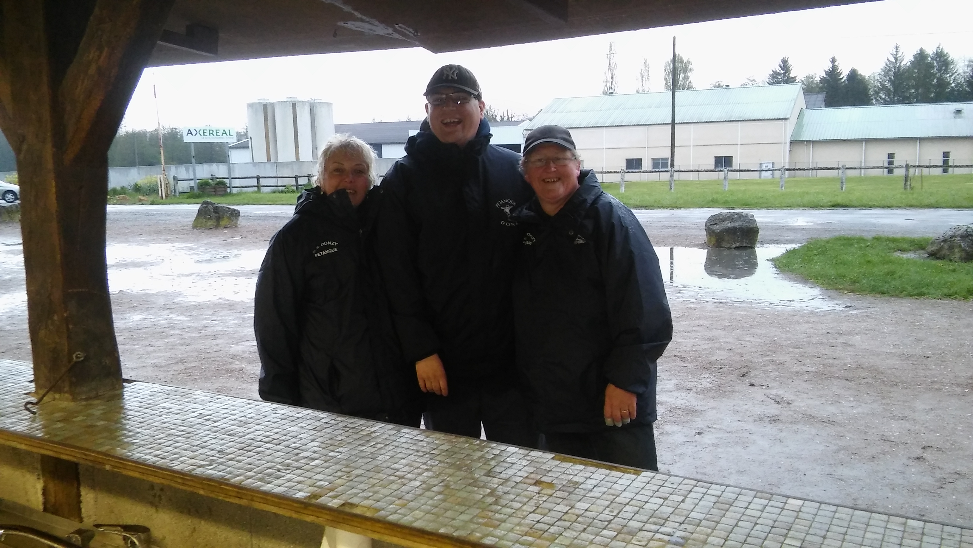Isabelle, Céline et Mickael , nos finalistes du troisième concours de Donzy le 30 avril 2016, et elles ont aussi sortie des poules de la doublette mixte le 10 avril à Coulanges : Un grand bravo à eux