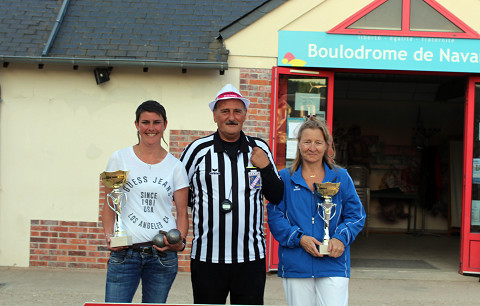 Amandine Chauvel (Navarre) et Joelle Rallier (Louviers) encadrent Luigi l'arbitre de ce concours