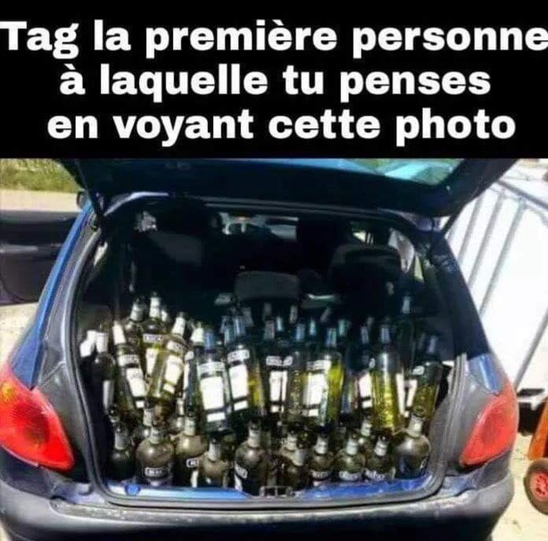 C'est pas la voiture à GEGE? le petit bonhomme à mousse , toque noire casaque blanche ( du temps ou il travaillait à RENAULT)