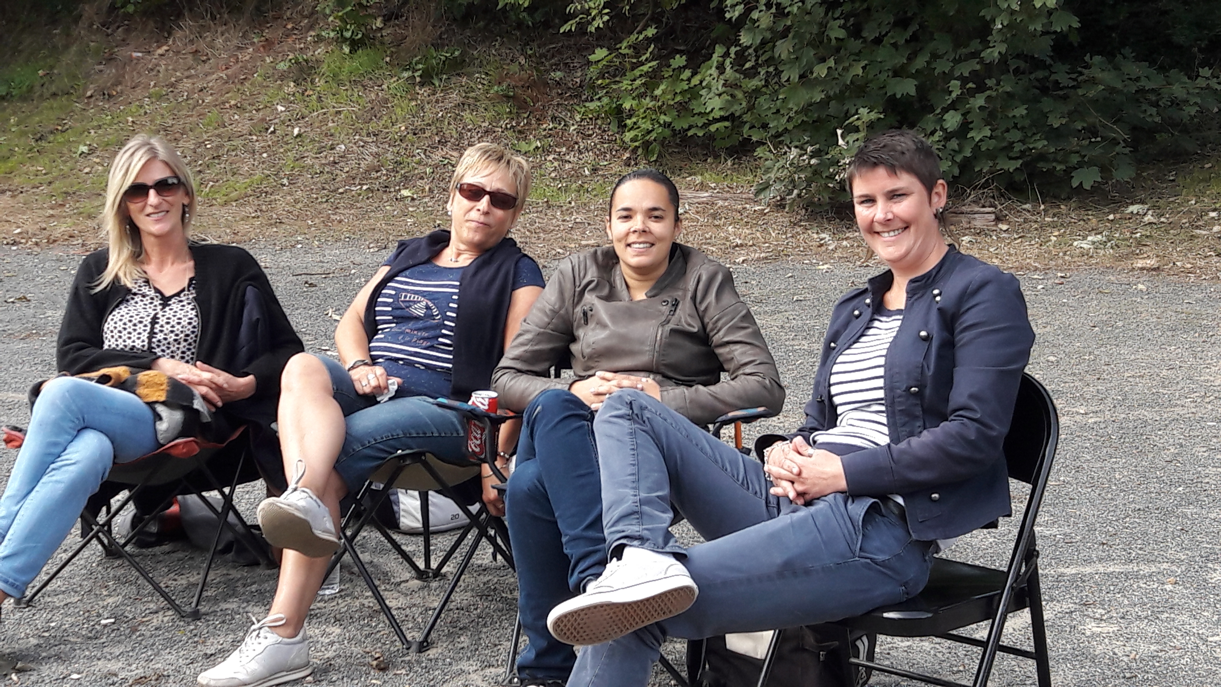 j'avais oublié les femmes supporters ! bon elles sont belles aussi j'avais oublié les femmes supporters ! bon elles sont belles aussi