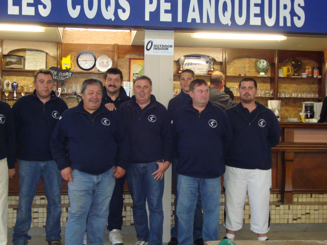 L'equipe de Navarre devant la buvette des coqs Pétanqueurs