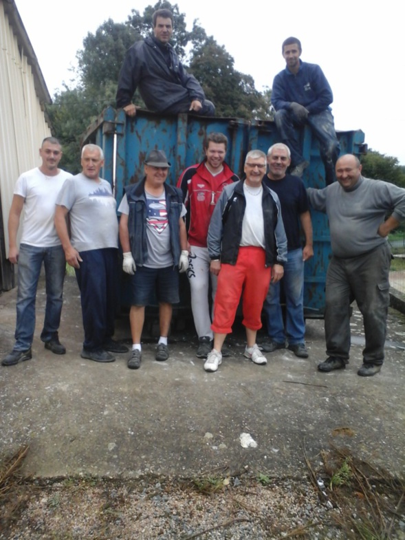 Débarrassage du poulailler. Débarrassage du poulailler.