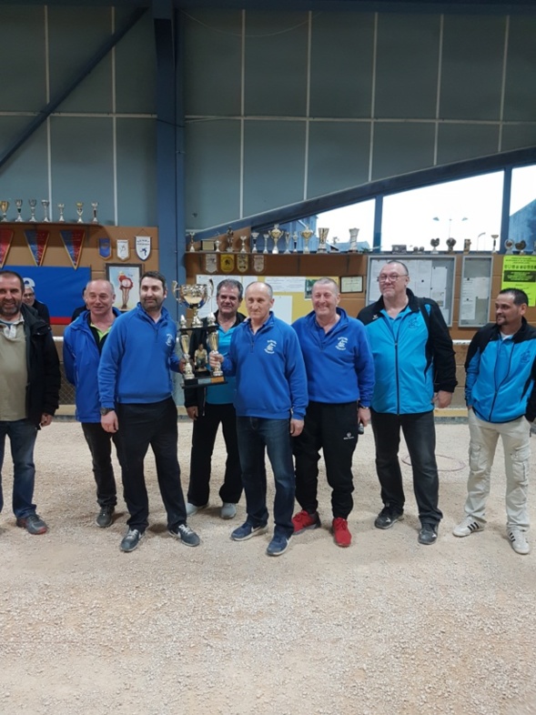 Remise du challenge aux vainqueurs avec les 4 présidents . si vous souhaitez voir la finale en vidéo, cliquez sur la photo Remise du challenge aux vainqueurs avec les 4 présidents . si vous souhaitez voir la finale en vidéo, cliquez sur la photo