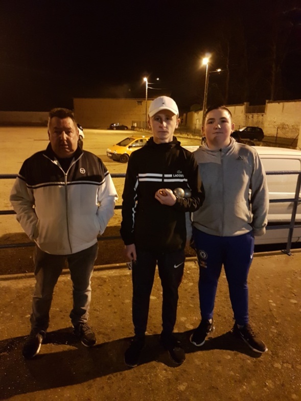 les vainqueurs du A avec leur éducateur. les vainqueurs du A avec leur éducateur.