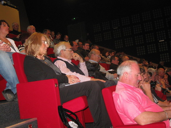 une assemblée studieuse et à l'écoute une assemblée studieuse et à l'écoute