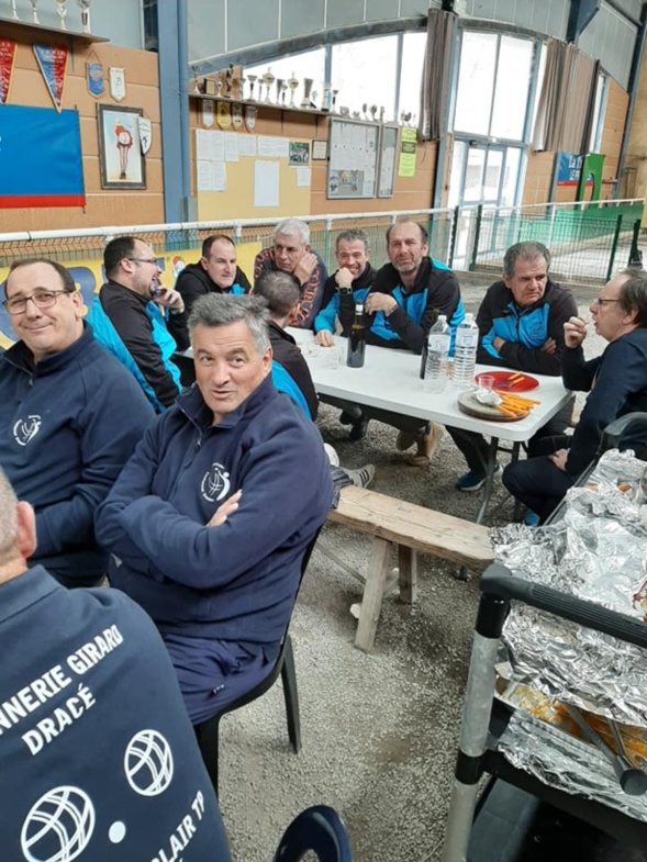 le camp des farinois avec les 2 troublions, qui n y arrivent toujours pas dans ce challenge. la 11ème édition sera la bonne ????!!!! le camp des farinois avec les 2 troublions, qui n y arrivent toujours pas dans ce challenge. la 11ème édition sera la bonne ????!!!!