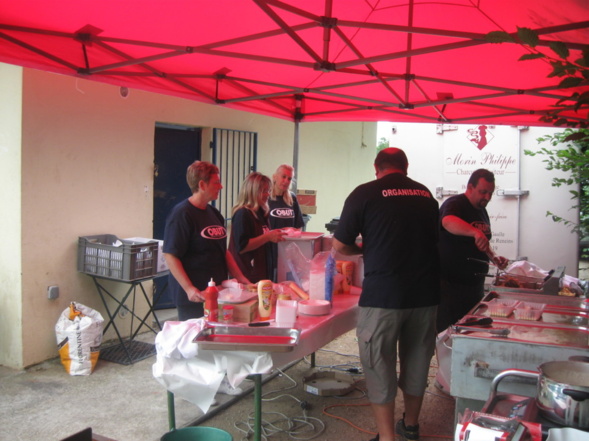 une équipe en cuisine au top avec le chef Eric une équipe en cuisine au top avec le chef Eric