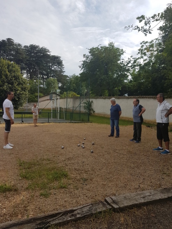 A FAREINS, on reprend et on respecte les distances ... A FAREINS, on reprend et on respecte les distances ...