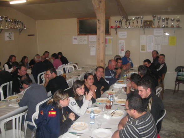 les assiettes sont vides !!!! place au fromage et à la tarte au flan. les assiettes sont vides !!!! place au fromage et à la tarte au flan.