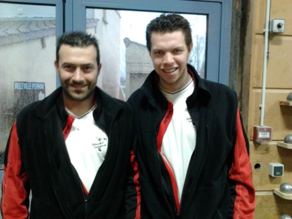 AH !!! enfin une équipe qui joue le jeu. tee shirt, veste, polaire aux couleurs du club. AH !!! enfin une équipe qui joue le jeu. tee shirt, veste, polaire aux couleurs du club.