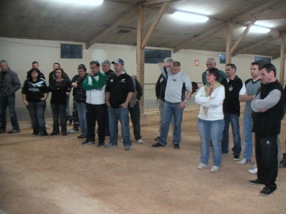 quel public !!! un qui joue à cache cache, un qui se gratte le nez, un qui se gratte la tête et un autre prêt à dégainer. LOL quel public !!! un qui joue à cache cache, un qui se gratte le nez, un qui se gratte la tête et un autre prêt à dégainer. LOL