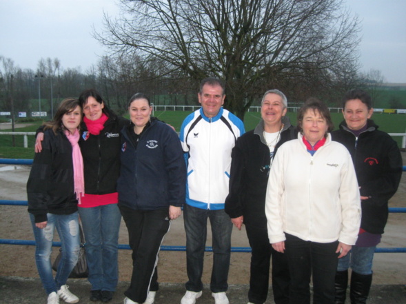 A gauche les vainqueurs , à droite les finalistes et au milieu notre Jacky national. A gauche les vainqueurs , à droite les finalistes et au milieu notre Jacky national.