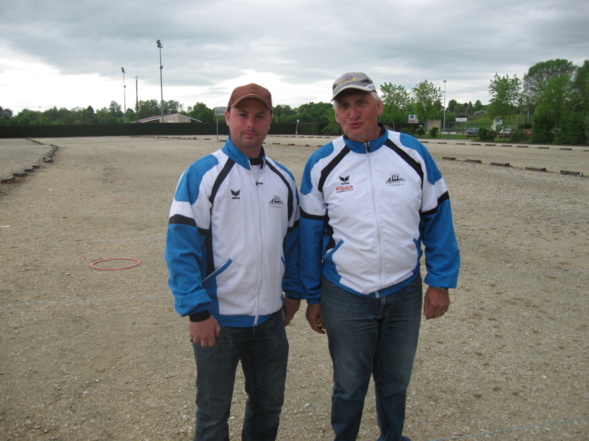 Gaël et Roger n'ont rien pu faire contre Thierry SNEL et Eric NICOD de TREVOUX ( 2/13 ) Gaël et Roger n'ont rien pu faire contre Thierry SNEL et Eric NICOD de TREVOUX ( 2/13 )