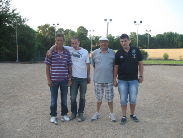 les finalistes avec les vainqueurs maconnais à droite.