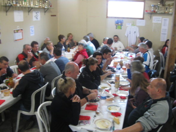un bon coup de fourchette , impossible ! il n'y en avait pas sur table un bon coup de fourchette , impossible ! il n'y en avait pas sur table