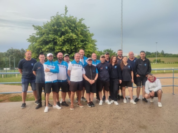 Les deux équipes (manquent P. BOULON et S. LIEVOIS sur la photo...) Les deux équipes (manquent P. BOULON et S. LIEVOIS sur la photo...)