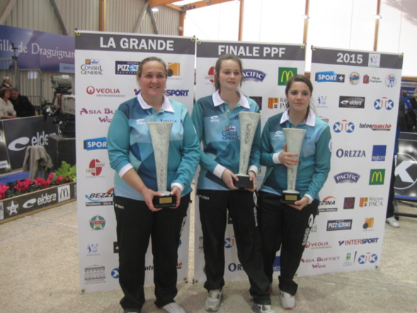 les finalistes féminines souriantes malgré la défaite