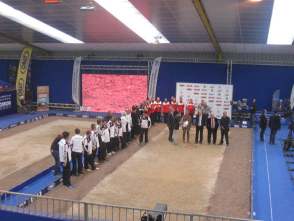 Présentation des équipes sur le carré d'honneur Présentation des équipes sur le carré d'honneur