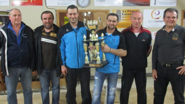 la remise du trophée aux vainqueurs ( double vainqueurs maintenant)