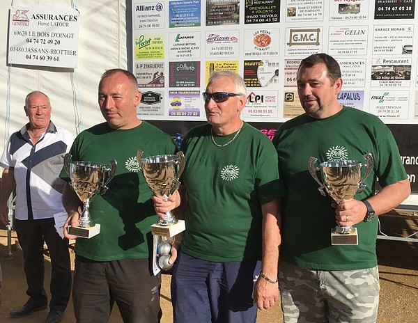 Notre ROGER " NATIONAL " bien entouré... Notre ROGER " NATIONAL " bien entouré...