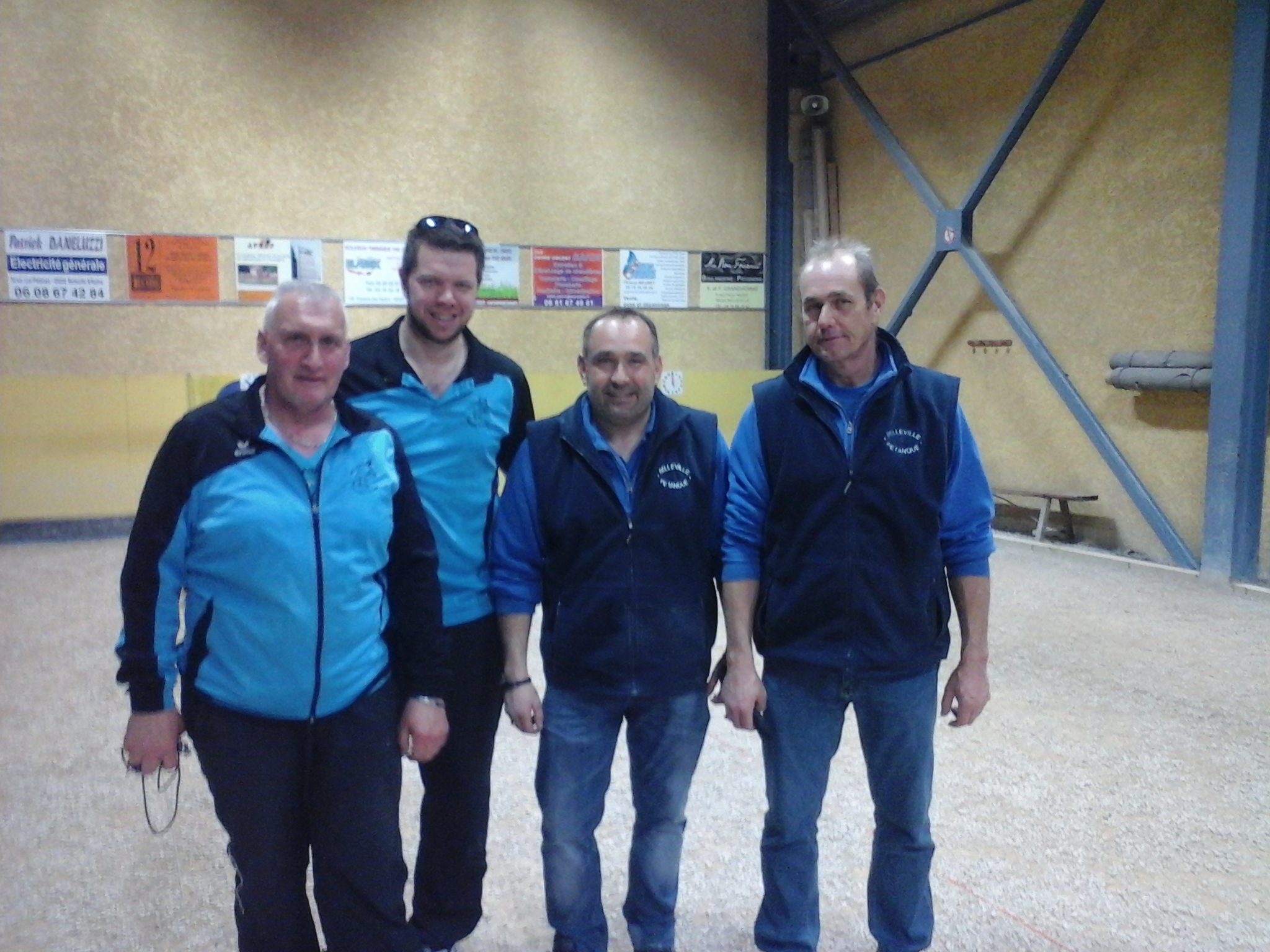 Flo et Roger vainqueur du B après un très mauvais départ dans les poules face à Mathieu et Stéphane :-) :-) :-) Flo et Roger vainqueur du B après un très mauvais départ dans les poules face à Mathieu et Stéphane :-) :-) :-)