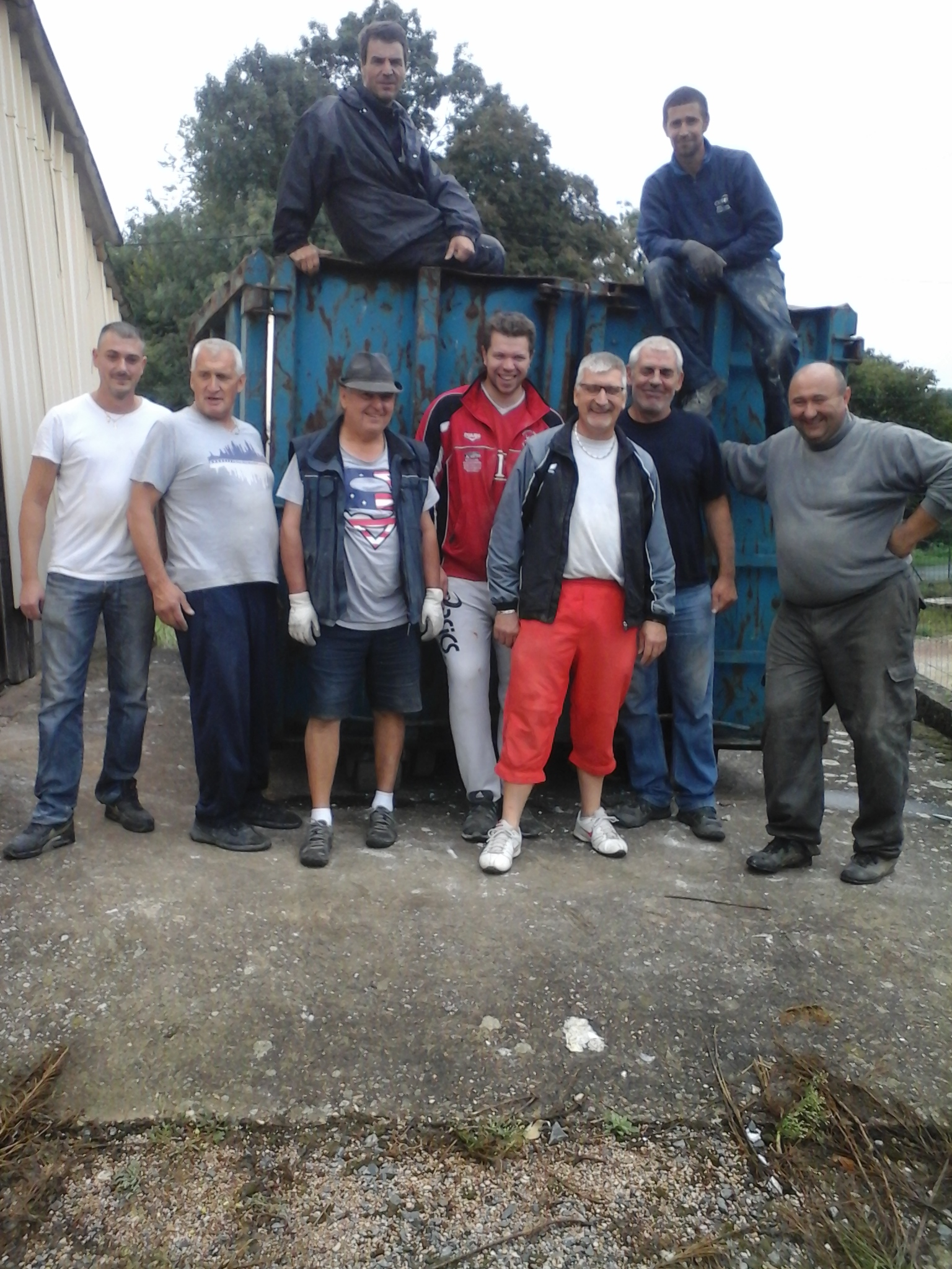 Débarrassage du poulailler. Débarrassage du poulailler.