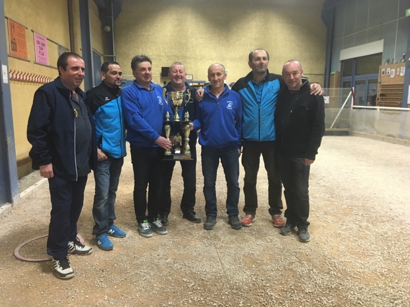 Un président de BELLEVILLE heureux avec le retour du trophée dans sa vitrine