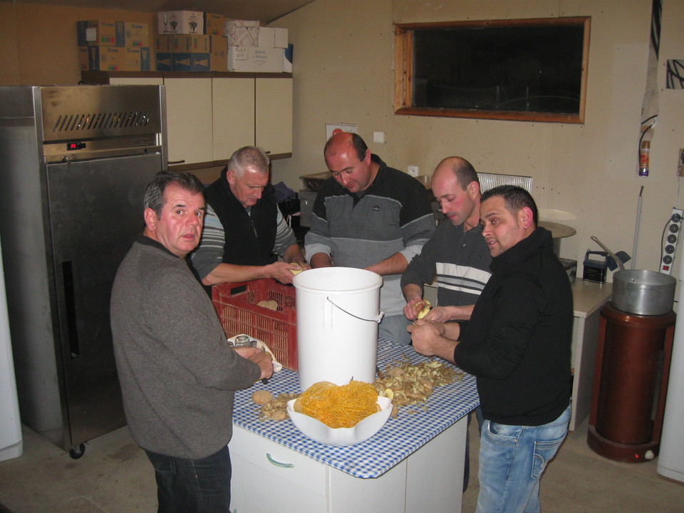 une équipe dynamique pour la pluche des patates