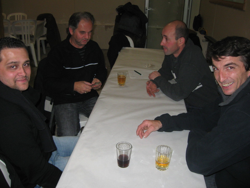 partie de carte entre parties de pétanque partie de carte entre parties de pétanque