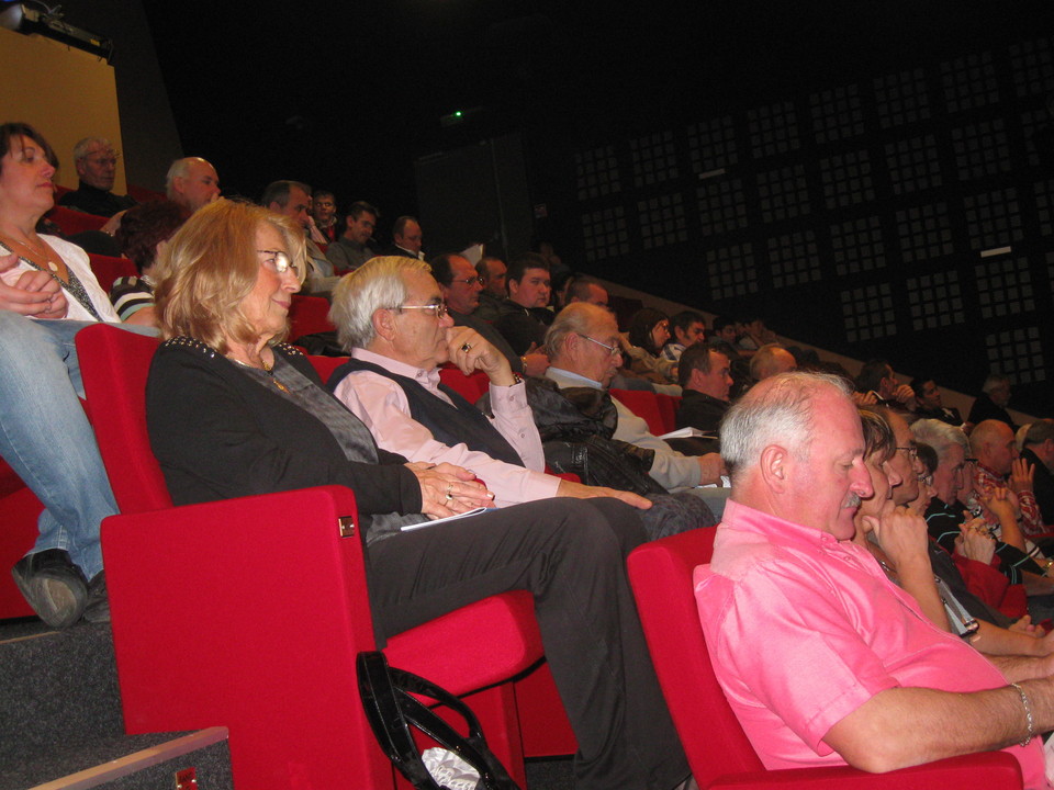 une assemblée studieuse et à l'écoute une assemblée studieuse et à l'écoute